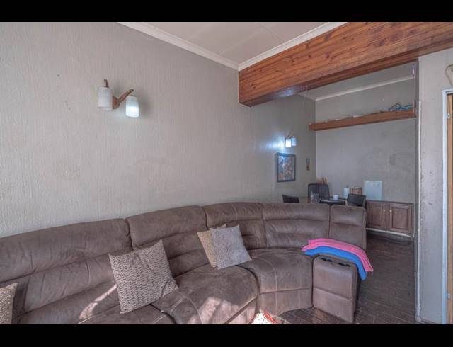 6 BEDROOM HOUSE FOR SALE IN BEZUIDENHOUT VALLEY